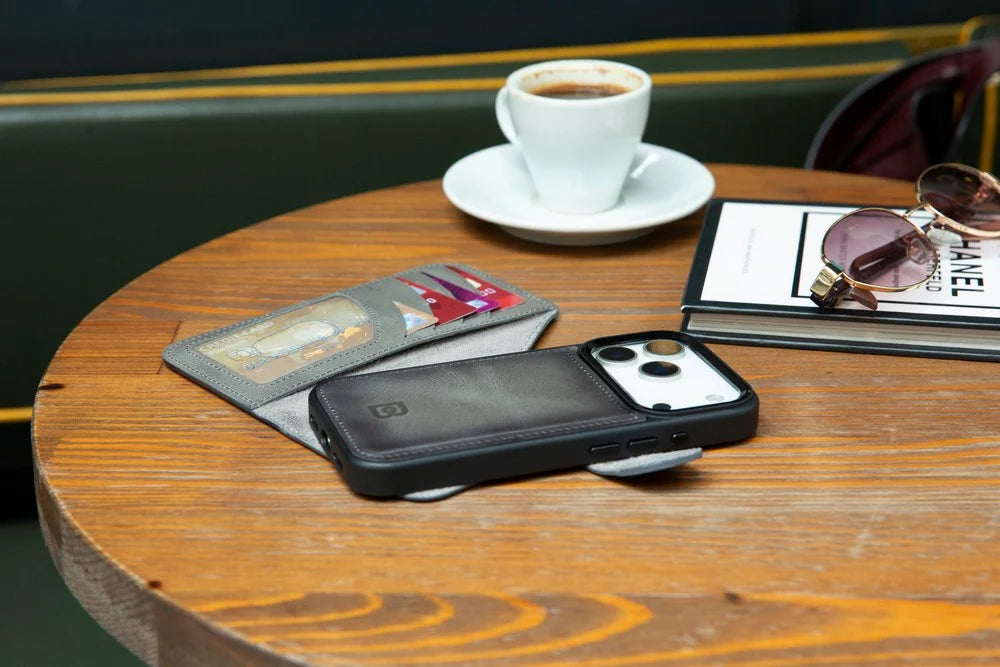 Magic iPhone 18 Pro / 17 Pro Detachable Leather Wallet Case