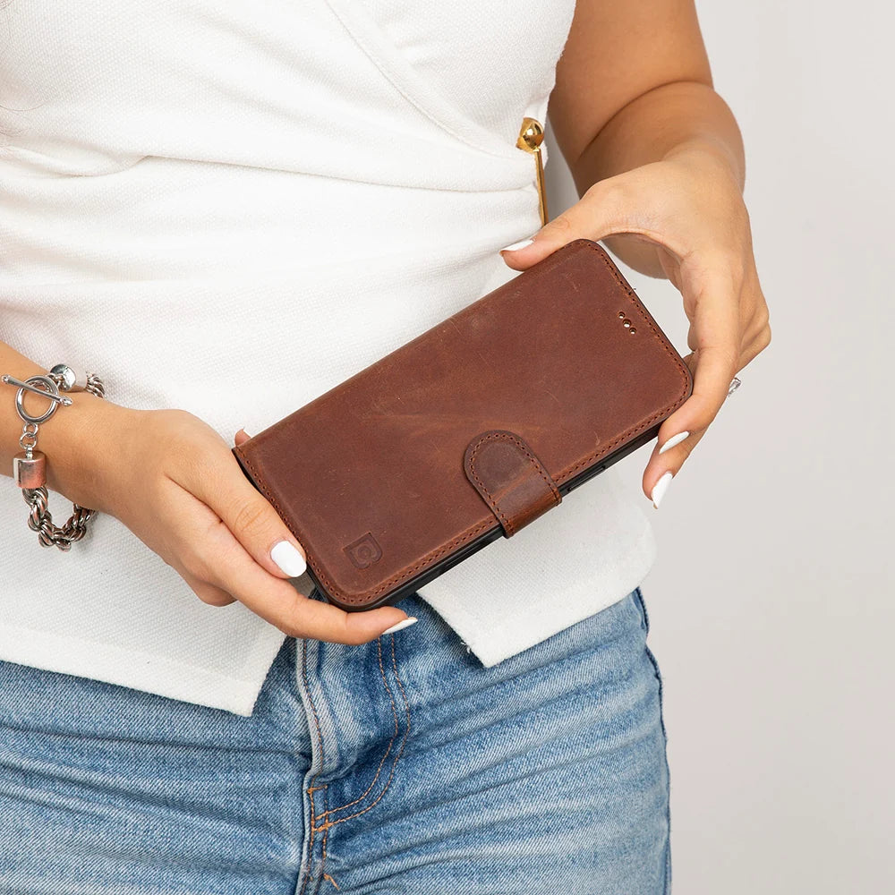 Magic iPhone 18 Pro / 17 Pro Detachable Leather Wallet Case
