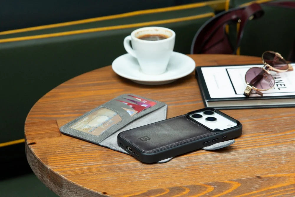 Magic iPhone 18 Pro / 17 Pro Detachable Leather Wallet Case